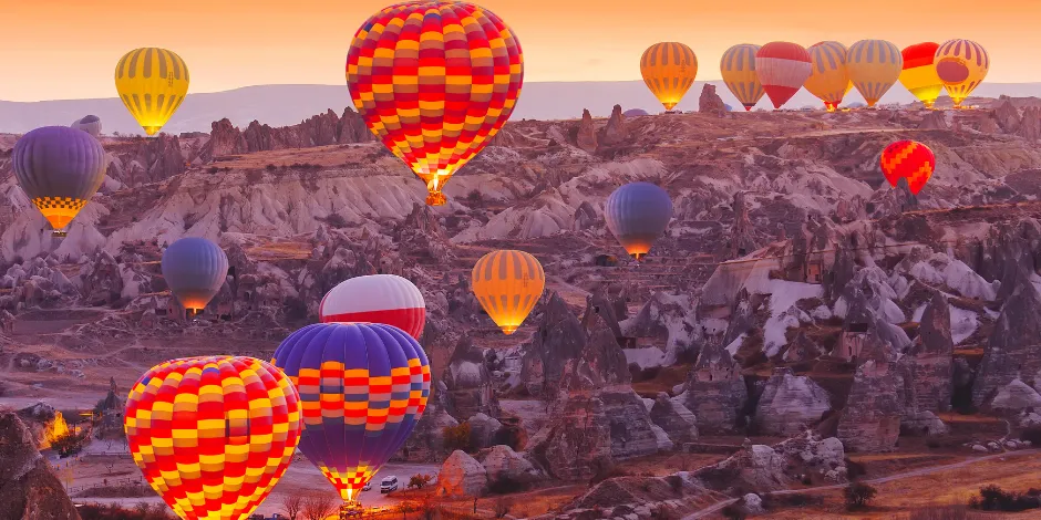Kapadokya Gezi Rehberi: Balonlar, Vadiler ve Yeraltı Şehirleri